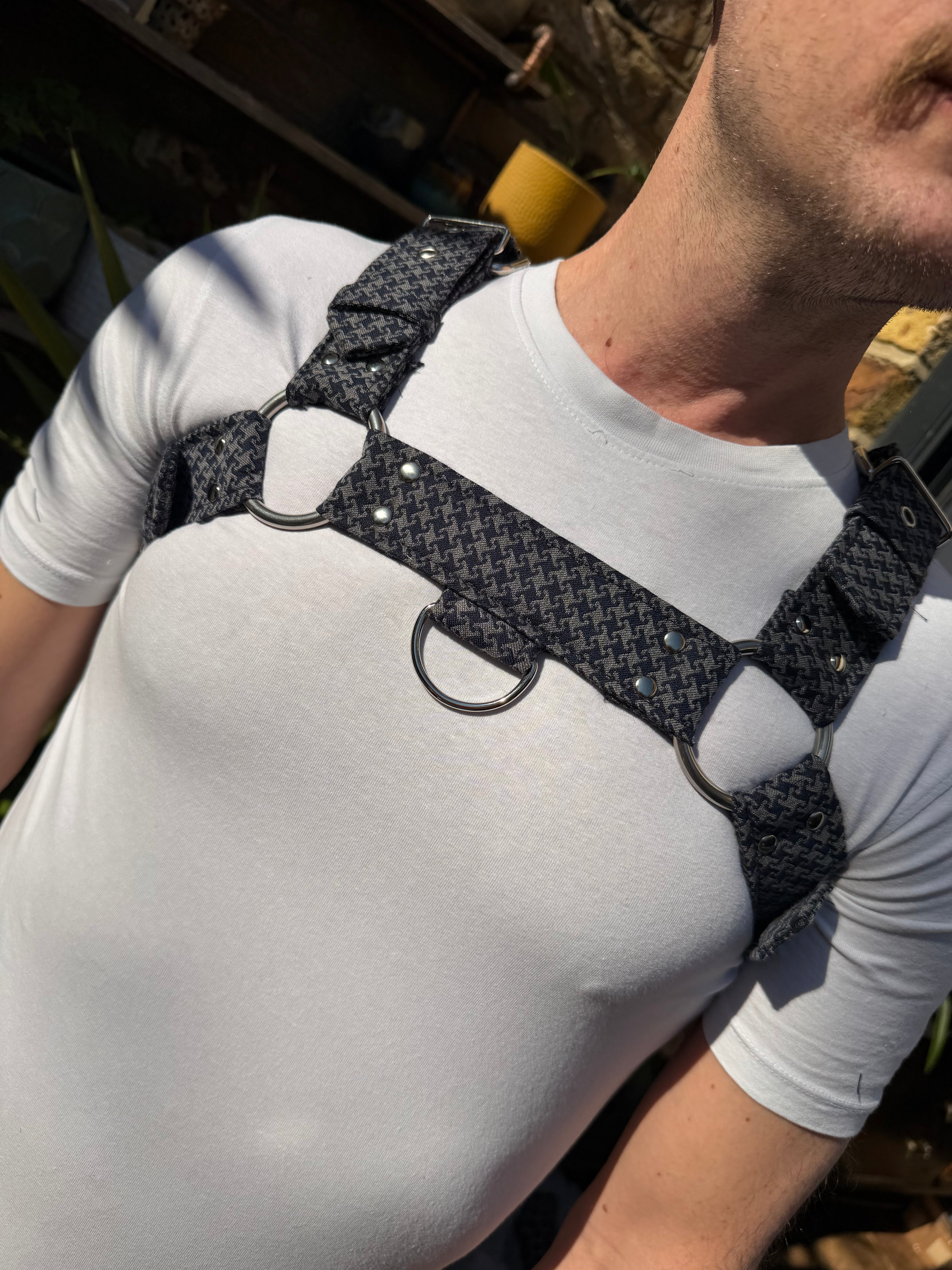 H Harness — Cheeky Houndstooth in Grey (Tie Cloth)