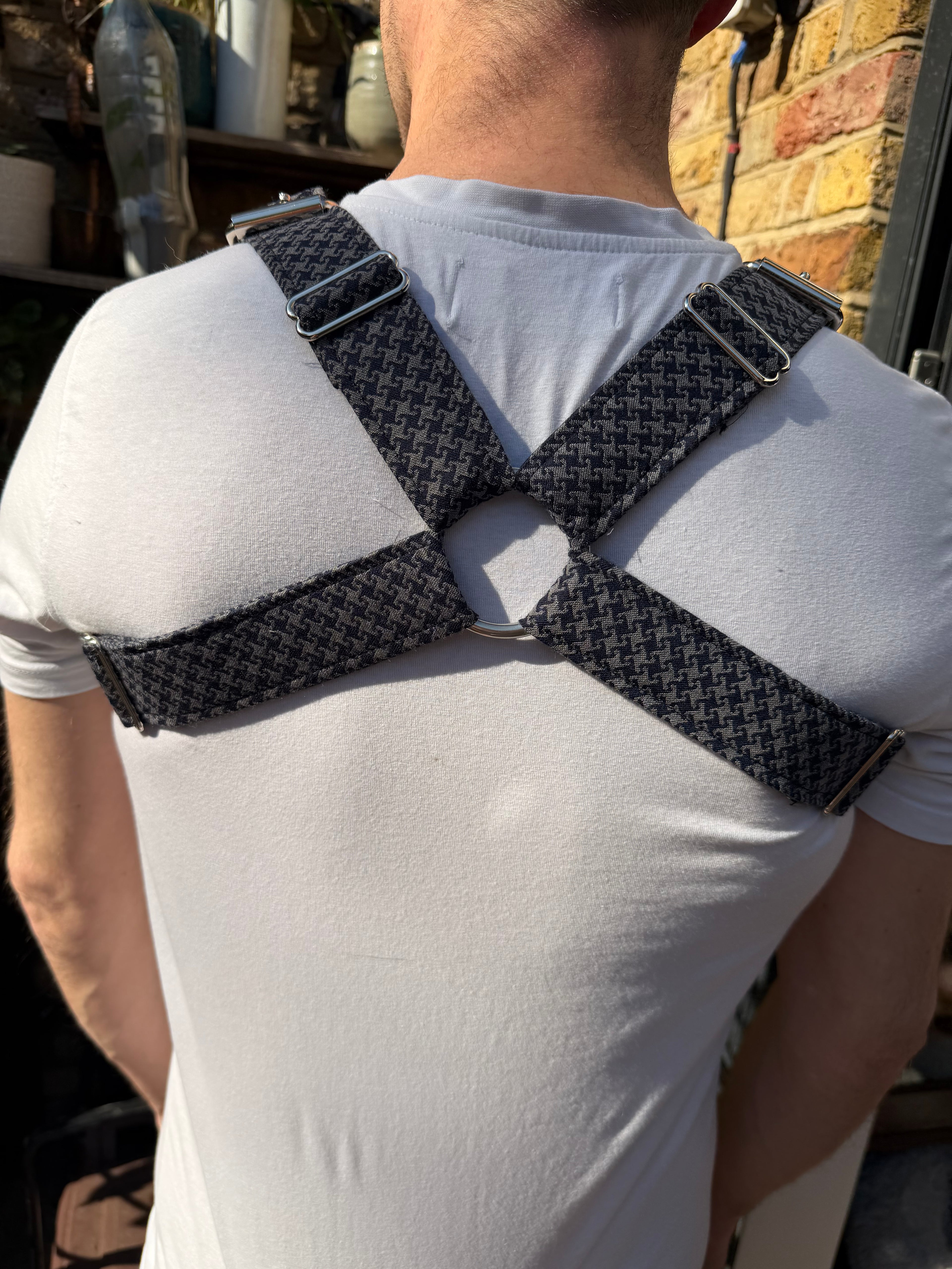 H Harness — Cheeky Houndstooth in Grey (Tie Cloth)