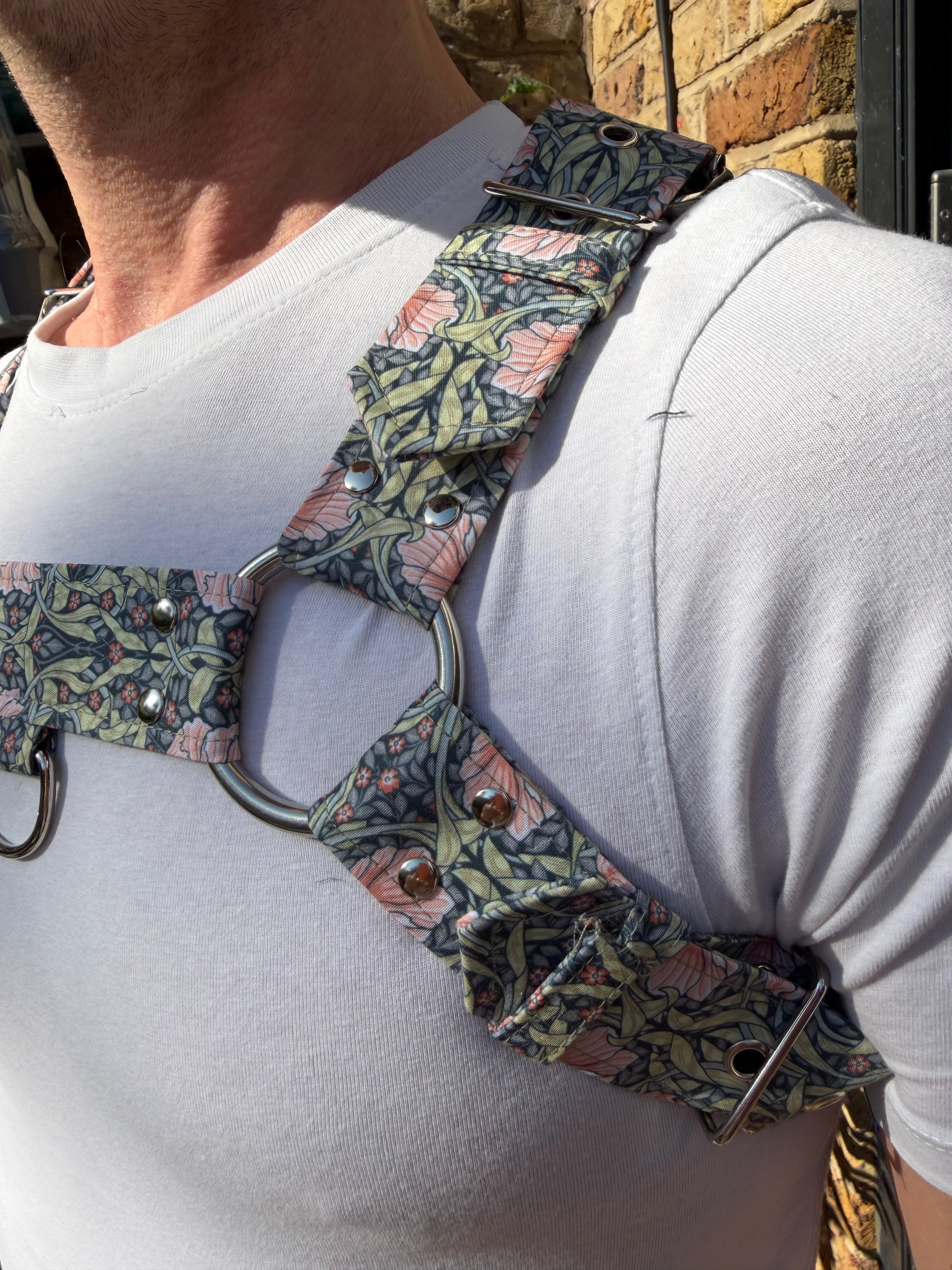 H Harness — Pimpernel in Salmon (William Morris)