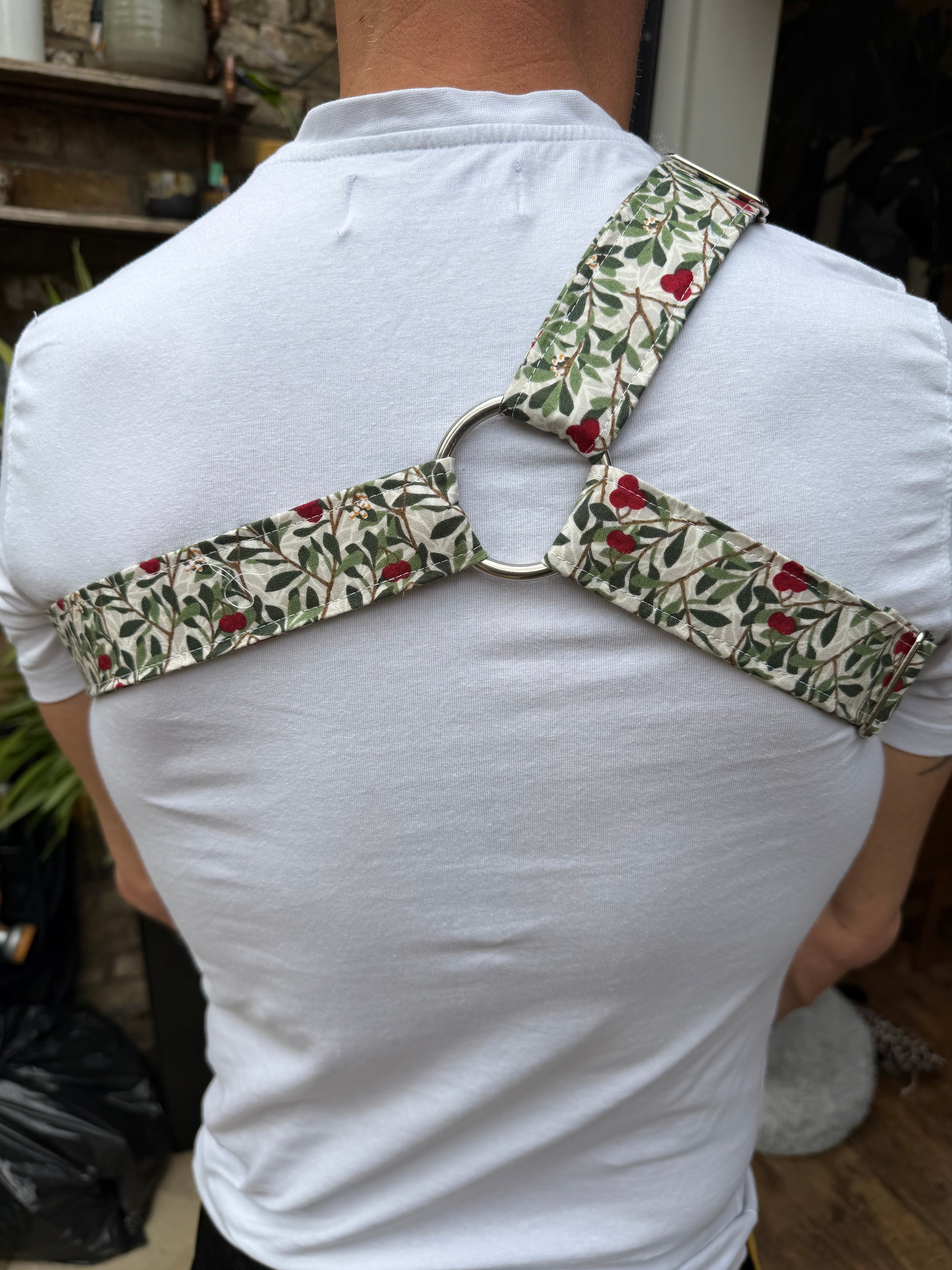 Y Harness — Anemone in Winter Berry (William Morris)