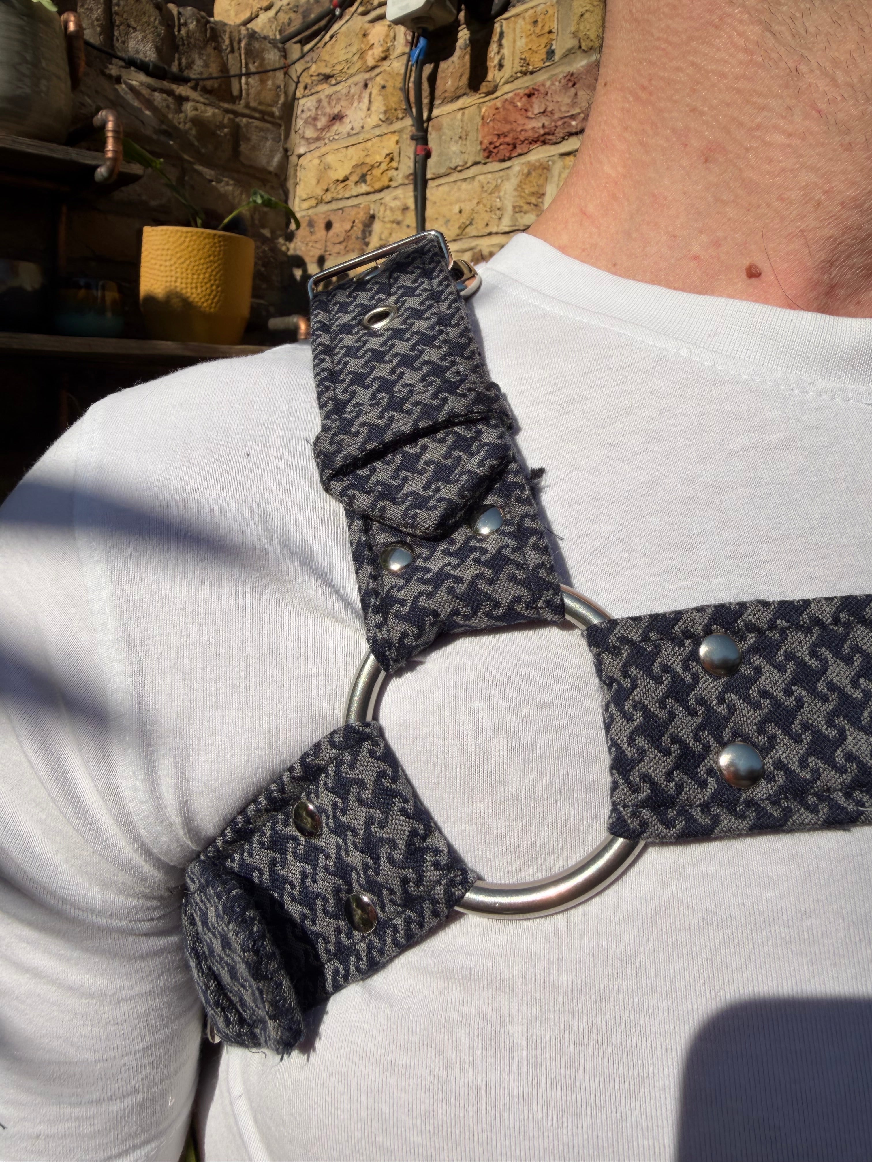 H Harness — Cheeky Houndstooth in Grey (Tie Cloth)